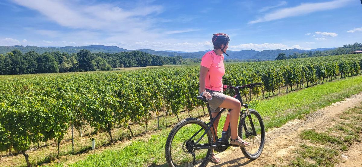 Wenche tester sykkelruter i området - ingenting å si på utsikten   |    Foto:  Wenche - La'mme 