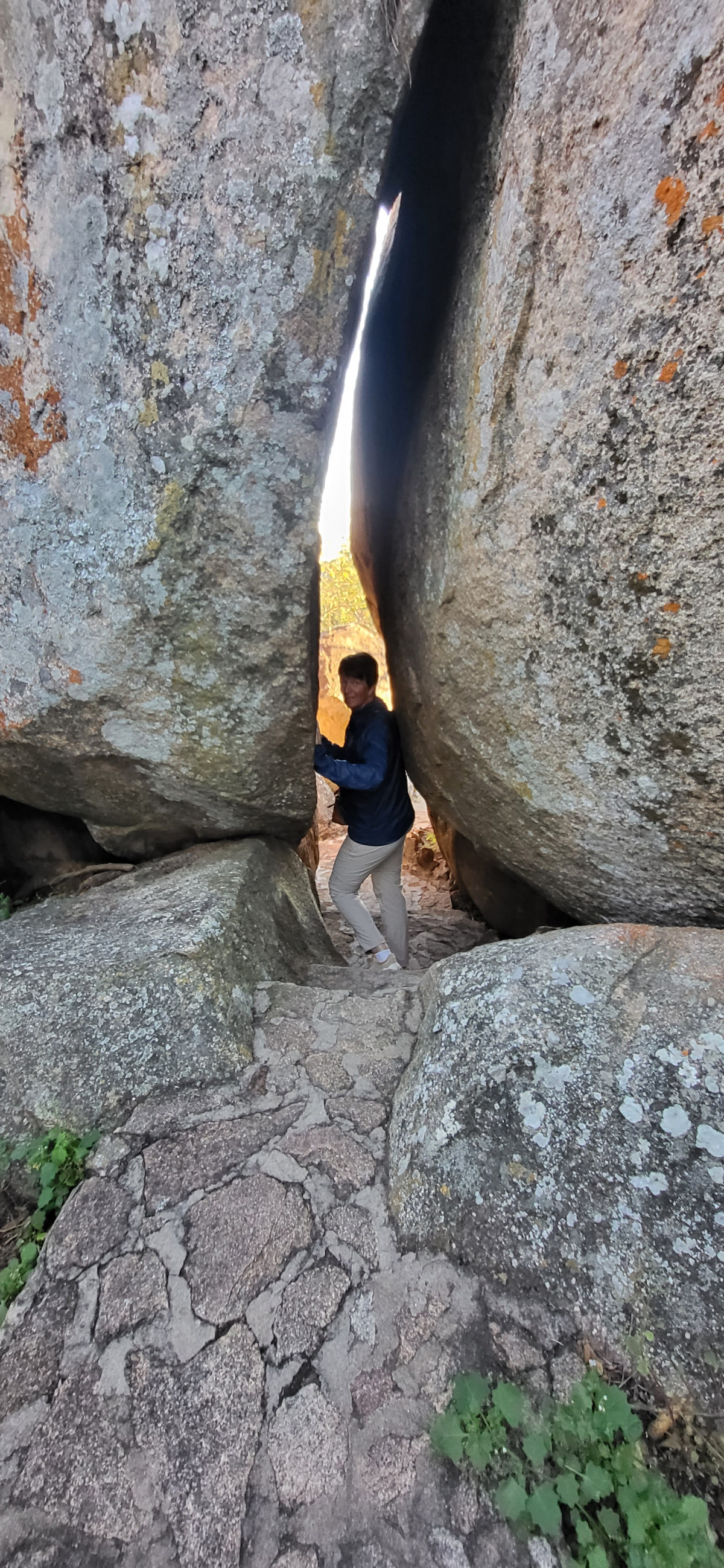 Opp ei trapp og inn gjennom en fjellsprekk for å komme til rommet mitt på Amalinda Lodge