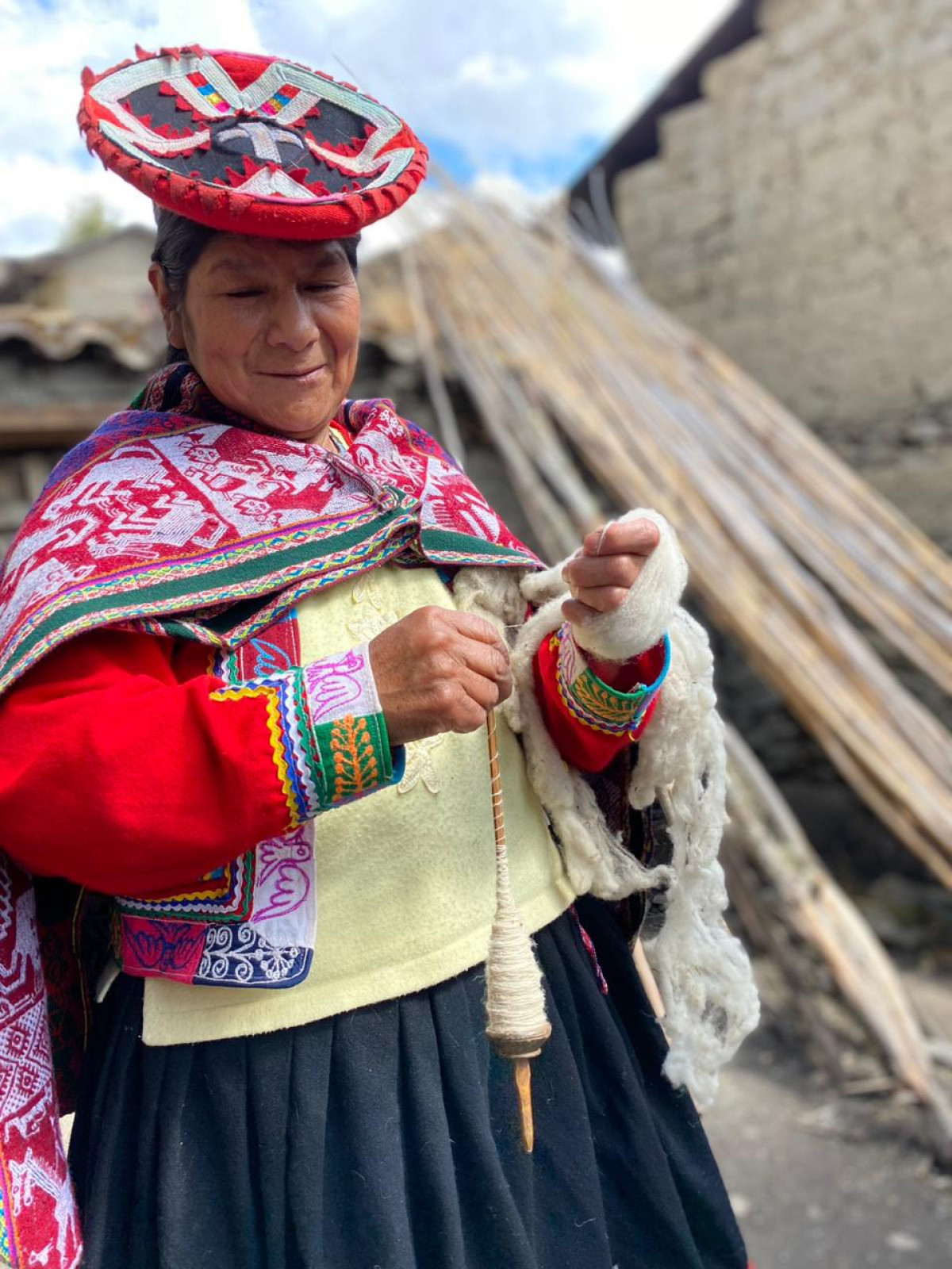 Lokal kvinne spinner garn   