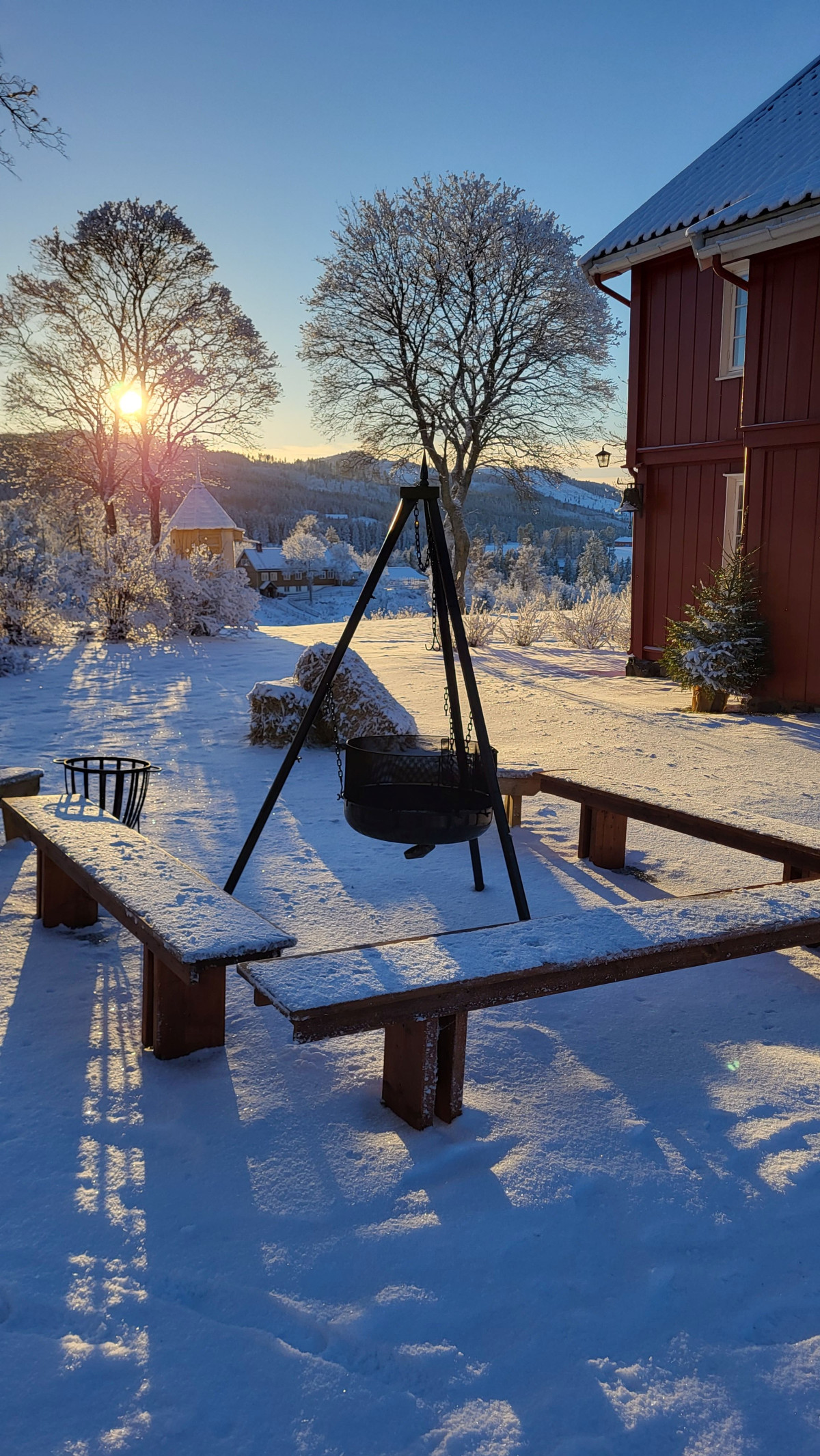 Bålplassen på gårdsplassen fyres opp titt og ofte