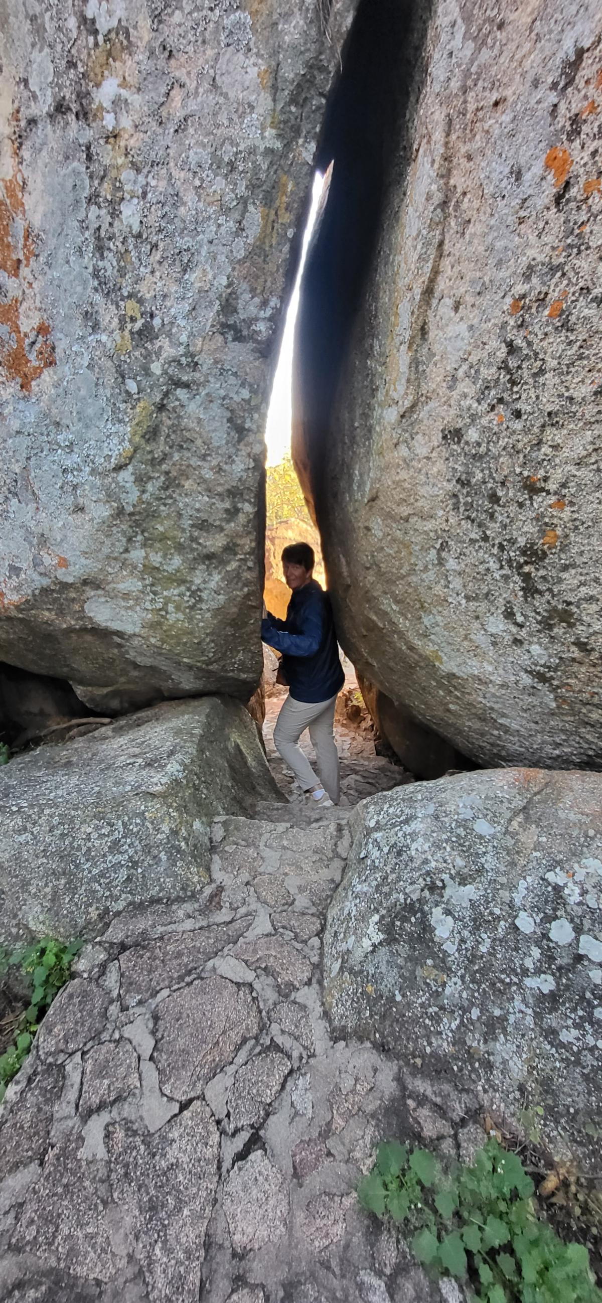 Opp ei trapp og inn gjennom en fjellsprekk for å komme til rommet mitt på Amalinda Lodge