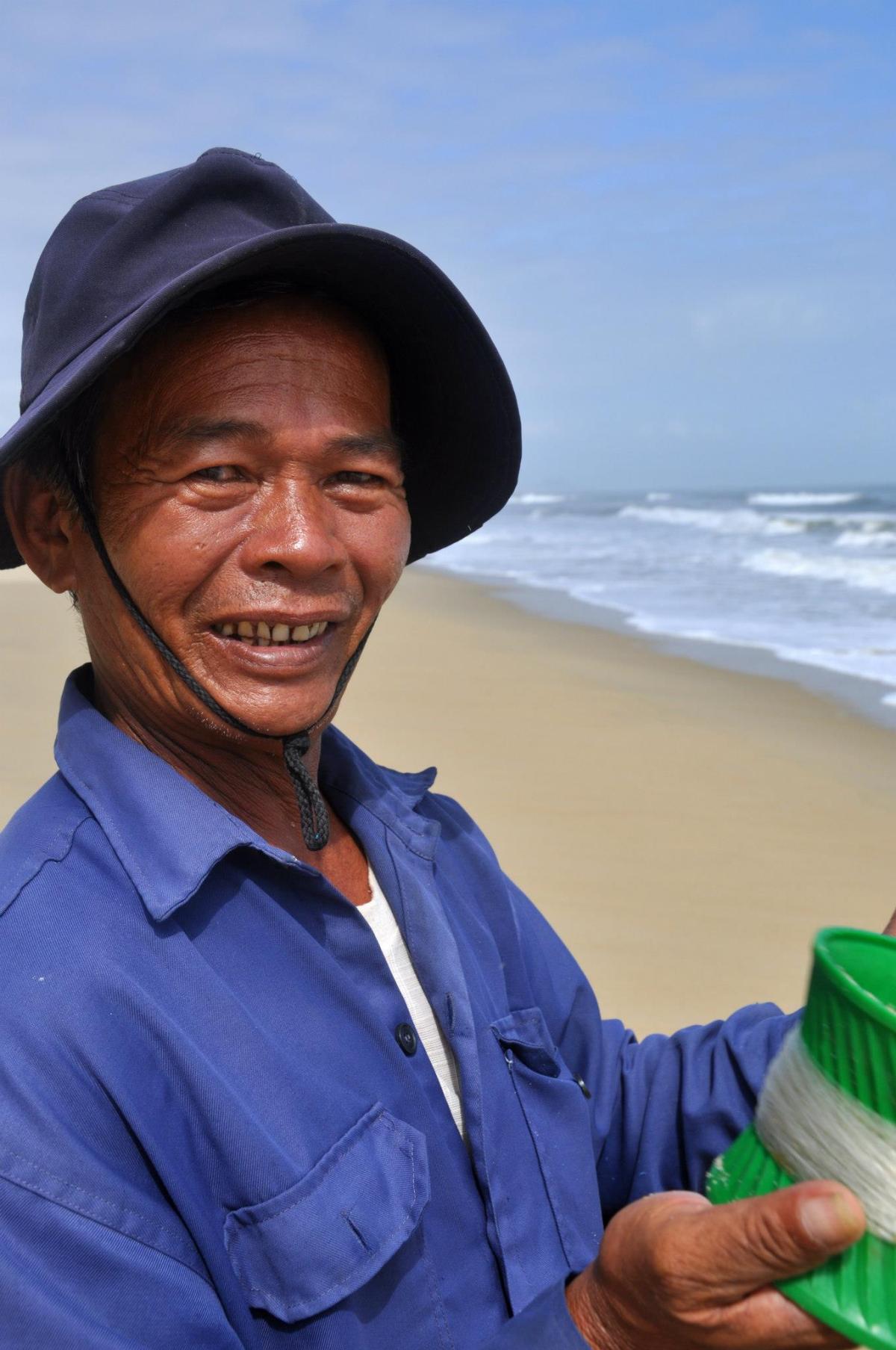 Fisherman on the beach outside of Hoi An - Vietnam   |    Foto:  Wenche - La'mme 