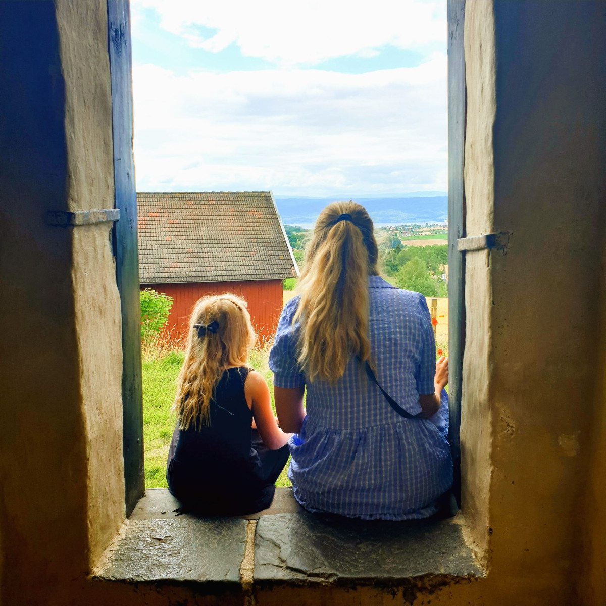St. Petri-kirken finner du mellom gjestgiveriet og Hadeland Folkemuseum