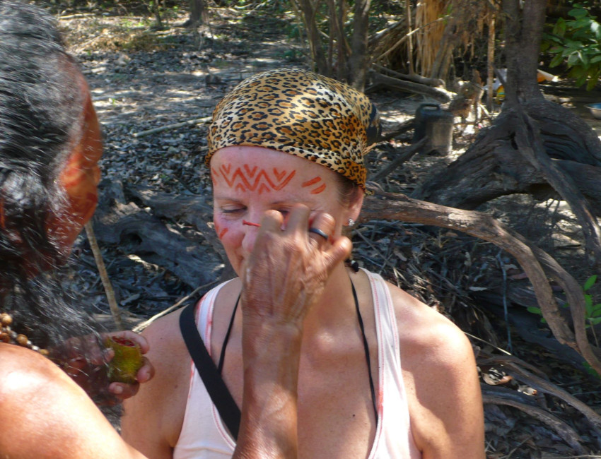 Kristi får kyndig sminkehjelp - Amazonas - Brasil