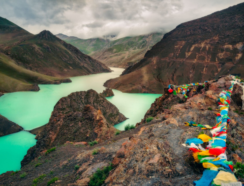 Vakkert, tibetansk fjellandskap