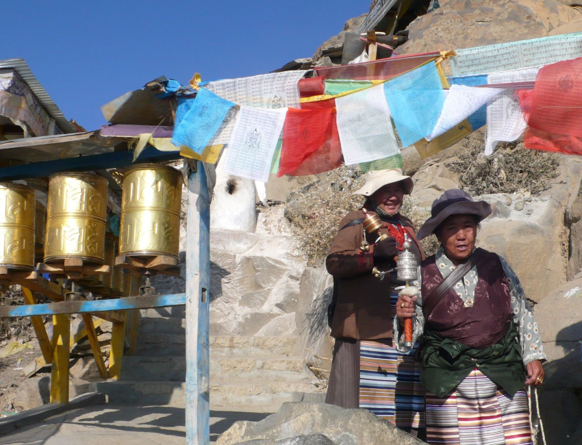 Lokale buddhister går kora - Tibet