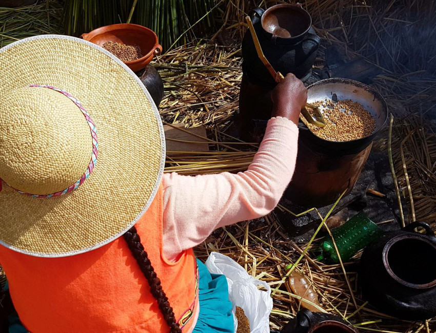 Lokal kvinne på en av Urosøyene lager dagens lunsj - Peru