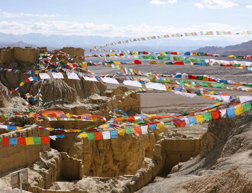 Bønneflagg og kloster i fjellene i Tibet