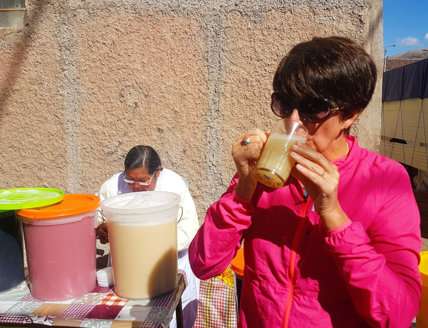 Gode juicer på marked i en liten by utenfor Cusco - Peru