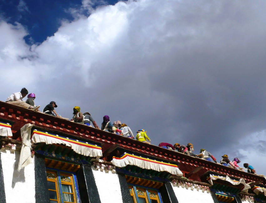 Her jobbes og synges det på taket - Lhasa - Tibet