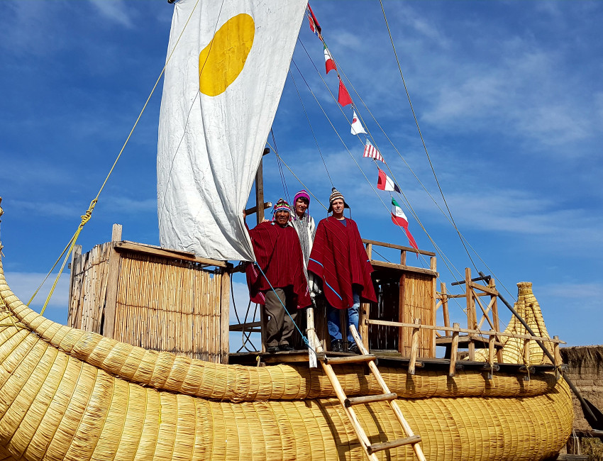 Miniversjon av RAII (eller Tigris ...) og en av Limachi-båtbygger-brødrene til Heyerdahl