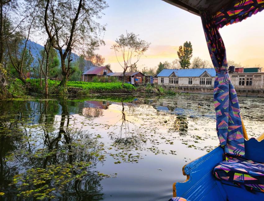 Magiske øyeblikk i solnedgang - båttur på Dal-innsjøen