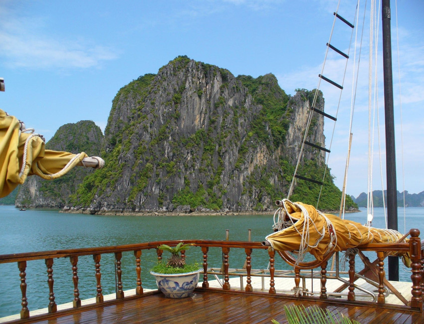 Bai Tu Long Bay